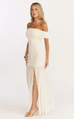 Robe longue Alanna - Robe froncée en maille à épaules dénudées de couleur crème