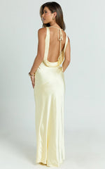 Robe longue Adilah - Robe en satin à col bénitier jaune beurre
