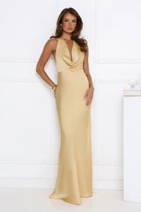 Robe longue en satin à licou Glitz Gathering dorée