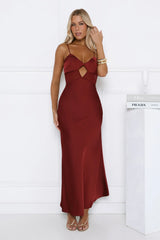 Robe midi satinée bordeaux sensuelle à dos croisé