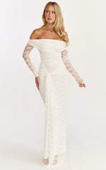 Robe longue Melville – Robe longue en dentelle à épaules dénudées et manches longues de couleur blanche
