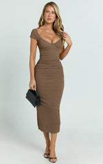 Robe midi Elia – Robe ajustée marron à manches courtes, décolleté en cœur et armatures