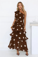 Robe longue She's Trendy à pois et à épaule dénudée marron