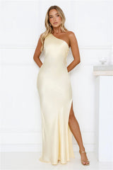 Robe longue en satin asymétrique jaune « Modern Day Love »