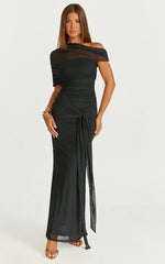 Robe longue Nicolette - Robe épaules dénudées à manches cape, noire