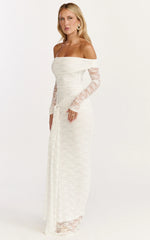 Robe longue Melville – Robe longue en dentelle à épaules dénudées et manches longues de couleur blanche