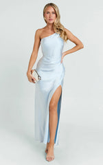 Robe longue Isla - Robe asymétrique en satin à fente latérale bleu ciel