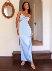 Robe longue en satin et dentelle Dream Sight - Bleu glacier