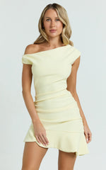 Mini robe Goldie - Robe ajustée à manches courtes et épaules dénudées avec jupe à volants à ourlet ruché, couleur citron