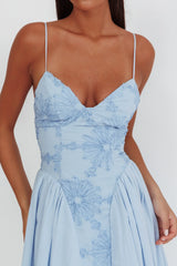 Robe longue Serifine à ornements floraux bleue