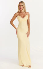 Robe longue Kyra - Robe en satin citron avec buste en dentelle et dos noué