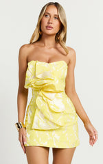 Amalie The Label - Mini-robe bustier en jacquard à volants Frederika - Jaune
