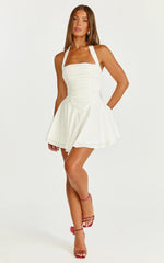 Mini-robe Anya - Robe patineuse à taille basse, buste froncé et col montant de couleur blanche