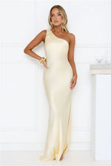 Robe longue en satin asymétrique jaune « Modern Day Love »