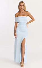 Robe longue Opal - Robe évasée à épaules dénudées et corsage froncé de couleur bleue