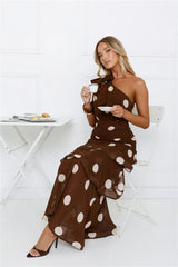 Robe longue She's Trendy à pois et à épaule dénudée marron