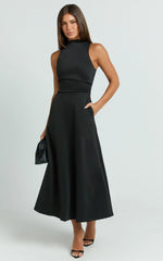 Robe mi-longue Macy – Robe trapèze à col montant noire