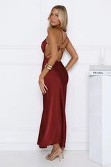 Robe midi satinée bordeaux sensuelle à dos croisé