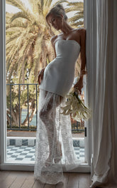 Robe longue Alegra - Robe en dentelle à jupe peplum et corsage peplum de couleur ivoire