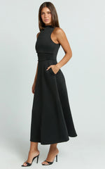 Robe mi-longue Macy – Robe trapèze à col montant noire