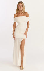 Robe longue Alanna - Robe froncée en maille à épaules dénudées de couleur crème