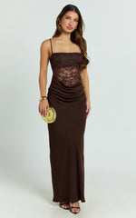 Robe longue Rania - Robe longue avec corsage en dentelle contrastante, encolure bénitier et taille basse, coloris chocolat