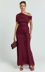 Robe longue Nicolette – Robe à épaules dénudées avec manches cape couleur bordeaux