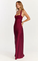 Robe longue Flynn – Robe en satin à col bénitier et encolure cœur, couleur lie-de-vin