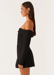 Mini robe Tarlisha noire à manches longues et épaules dénudées