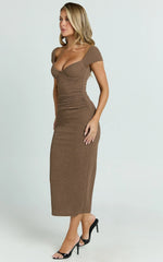 Robe midi Elia – Robe ajustée marron à manches courtes, décolleté en cœur et armatures