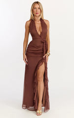 Robe longue Eleonor - Robe à volants étagés, décolleté plongeant, dos nu et fente avant, couleur chocolat