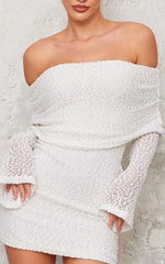 Robe courte évasée texturée à manches longues et col Bardot crème