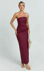 Robe longue Jamie - Robe colonne ajustée drapée sans bretelles couleur vin