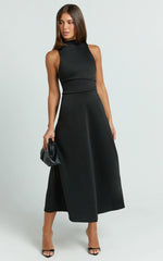 Robe mi-longue Macy – Robe trapèze à col montant noire