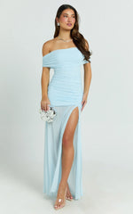 Robe longue Leticia - Robe en maille froncée asymétrique à épaules dénudées avec fente haute de couleur bleue