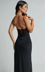 Robe longue Carrie – Robe à empiècement en dentelle avec dos bénitier, noire