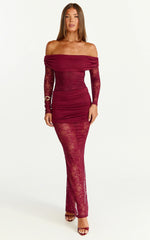 Robe longue Juliet - Robe en dentelle froncée superposée à manches longues et épaules dénudées couleur lie-de-vin