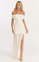 Robe longue Alanna - Robe froncée en maille à épaules dénudées de couleur crème