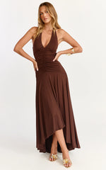 Robe longue Celeste - Robe à licou, corsage froncé et taille basse, couleur chocolat
