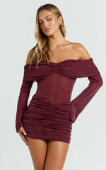 Mini-robe Rumi - Robe en tulle scintillant à épaules dénudées et froncée couleur lie de vin