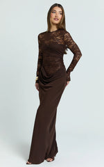 Robe longue Crisanta - Robe moulante à manches longues en dentelle contrastante couleur chocolat
