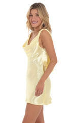 Robe en satin à dos ouvert jaune