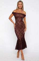 Robe longue en dentelle à épaules dénudées "Defied The Odds" couleur lie de vin