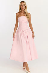 Robe longue Louisa – Robe évasée rose avec bustier, fronces latérales et taille basse.