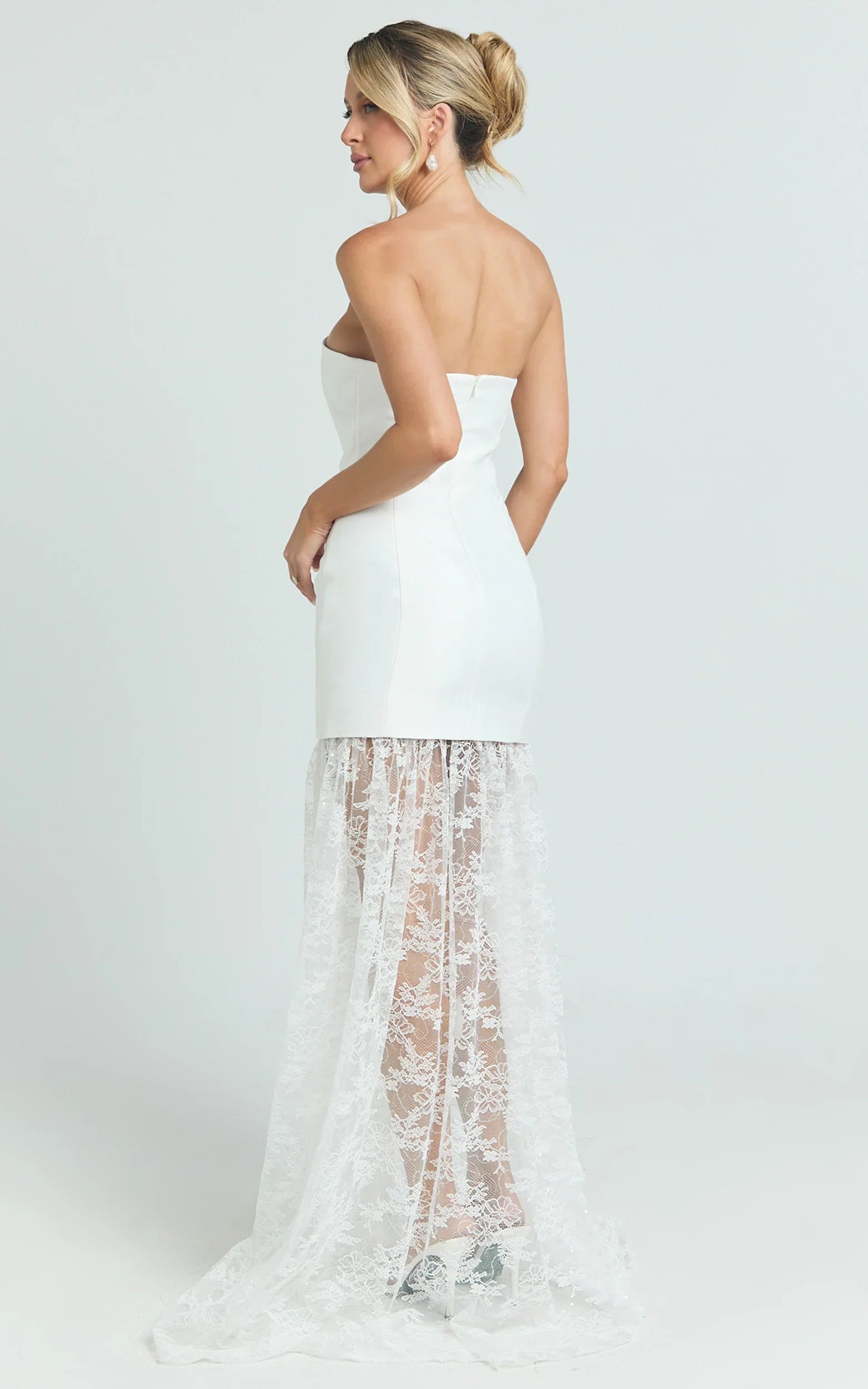 Robe longue Alegra - Robe en dentelle à jupe peplum et corsage peplum de couleur ivoire