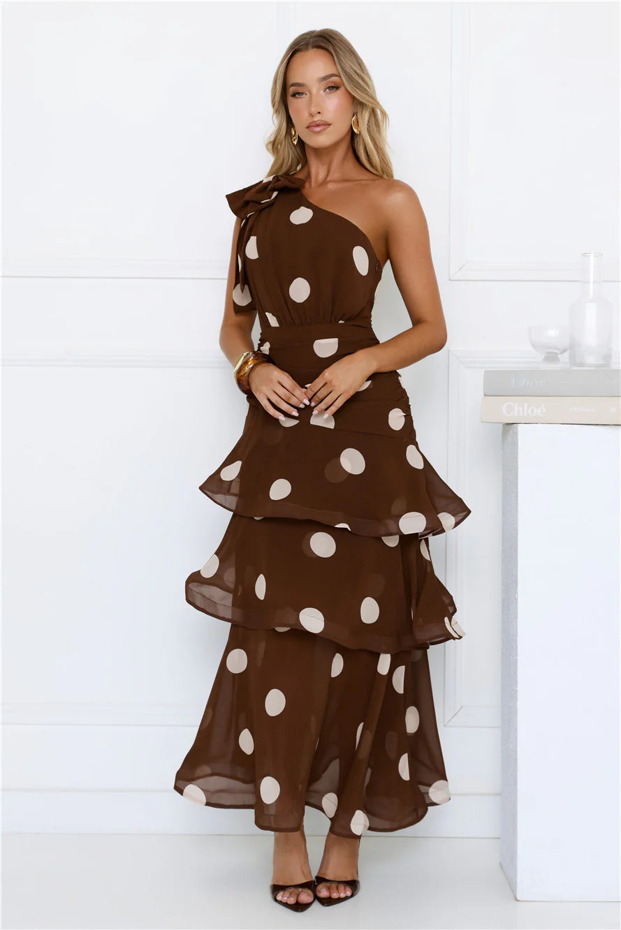 Robe longue She's Trendy à pois et à épaule dénudée marron