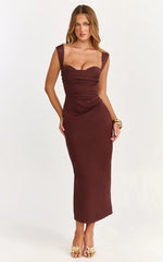 Robe longue Kenna - Robe à buste froncé et taille cintrée coloris chocolat