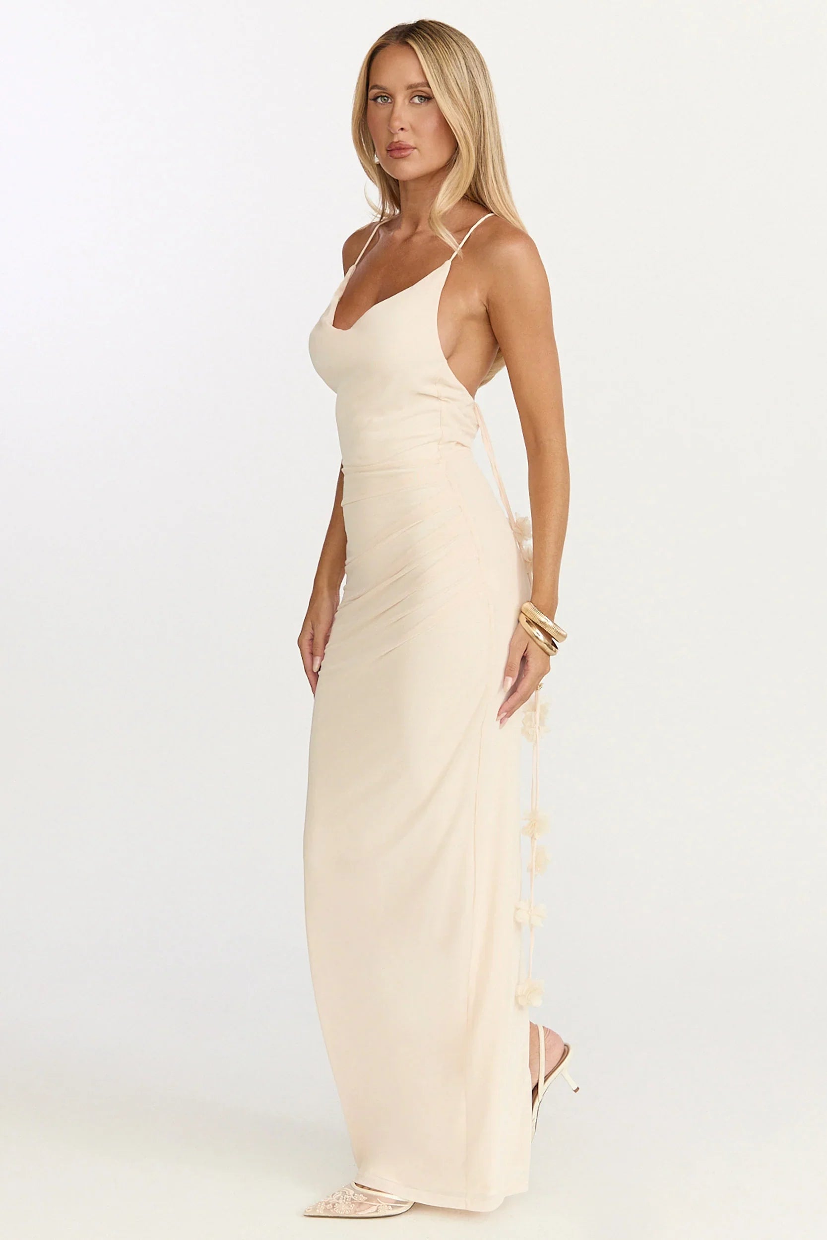 Robe longue Penny - Robe drapée à col bénitier et fleurs 3D de couleur crème