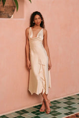 Robe midi Evette en satin jaune pâle, col bénitier, ourlet asymétrique à volants