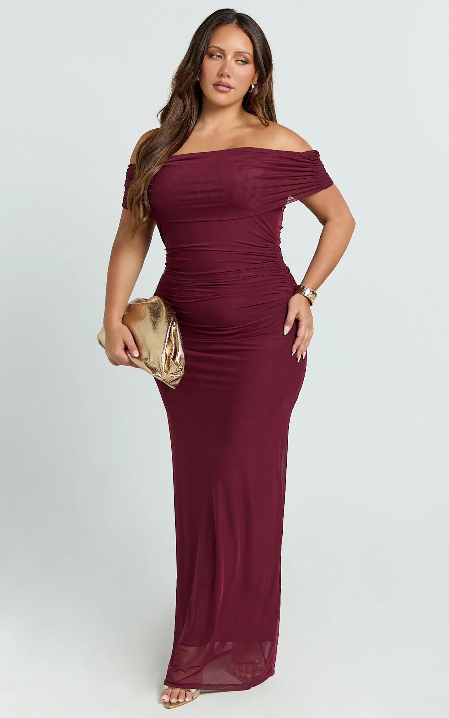 Robe longue Caterina – Robe en maille froncée à épaules dénudées couleur lie de vin